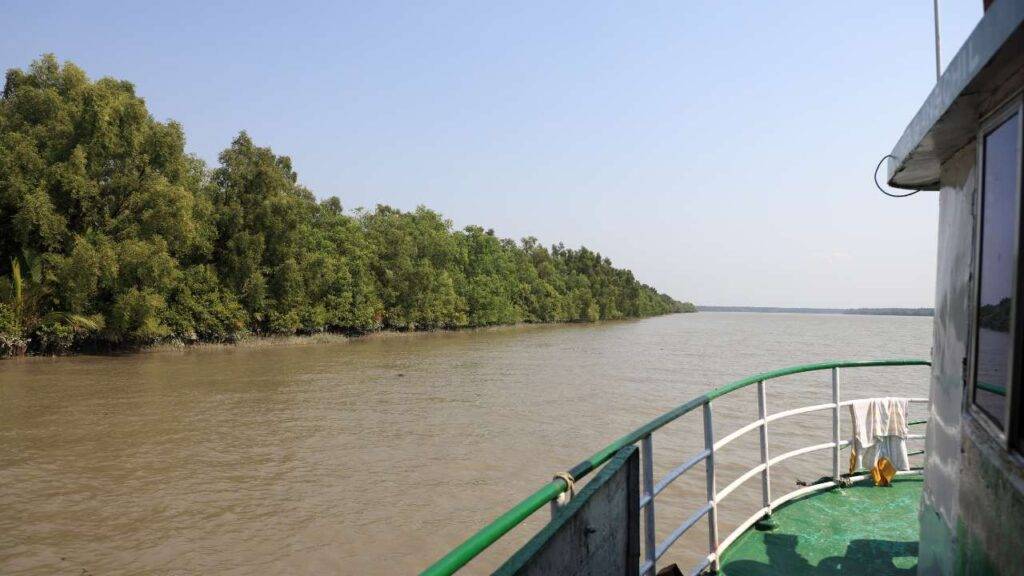 Maintain Sun Protection and Temperature Regulation on Sundarbans Trip