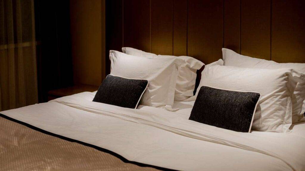 Best Located Hotels in Kolkata Under ₹5000, a list by mapunseen.